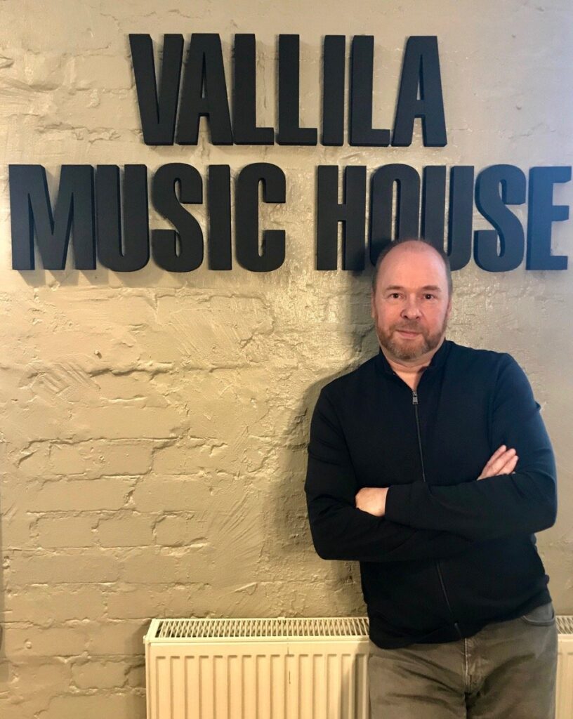 TUOMARI NURMIO MAAILMAN ONNELLISIN KANSA? - Vallila Music House